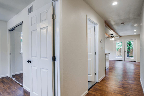 2018 Buffalo St Hallway